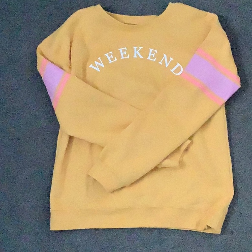 WEEKEND SWEATSHIRT